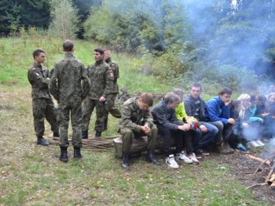 Młodzież na szlaku turystycznym