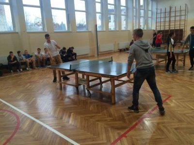 Szkolny turniej tenisa stołowego dziewcząt i chłopców