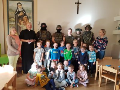Uczniowie klas wojskowych z wizytą w przedszkolu