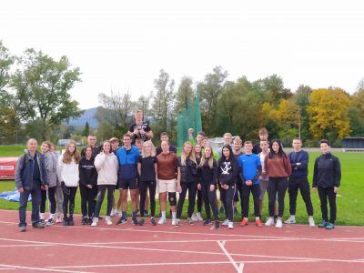 Reprezentacja Zespołu Szkół w Tymbarku na podium Drużynowej Ligi Lekkoatletycznej