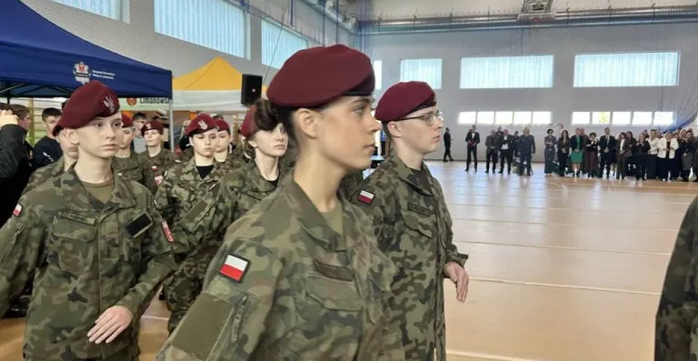 „Bezpieczna przyszłość – pewny zawodowy start!” – nasi kadeci na I Powiatowych Targach Edukacji i Pracy Służb Mundurowych
